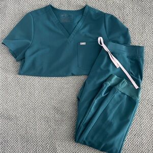 Figs women’s Caribbean blue scrub set